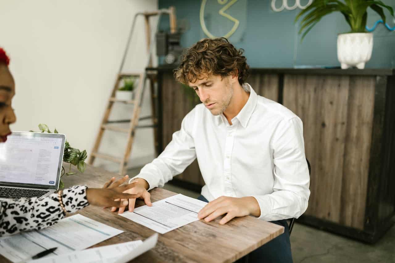 Schuldhulpverlener worden? Zo weet je of je geschikt bent voor de opleiding 